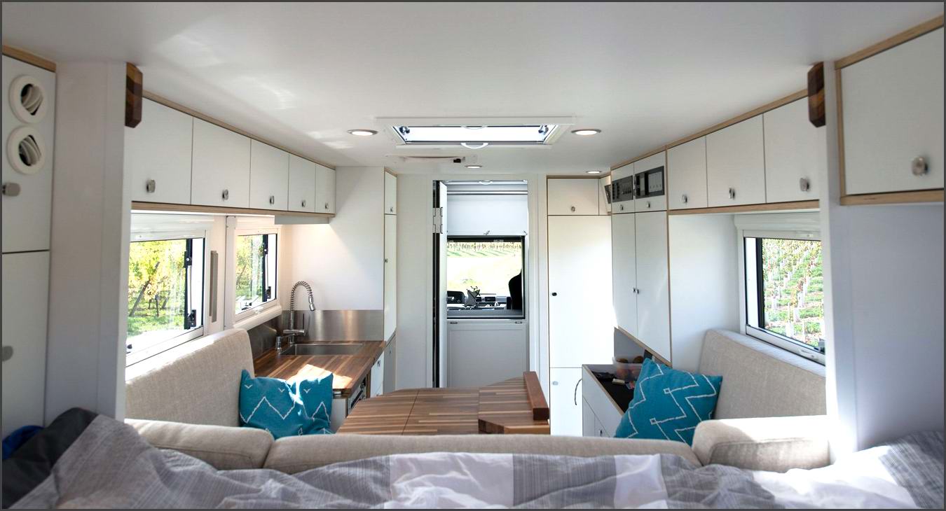 MAN TGM 13.290 4x4 Overland Vrachtwagen interieur met zicht naar voren.